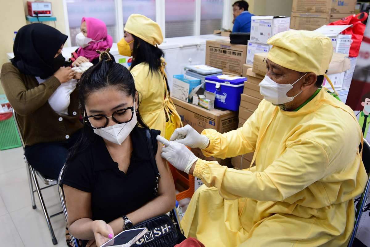 Vaksinasi Dosis Keempat Terbatas Tenaga Kesehatan