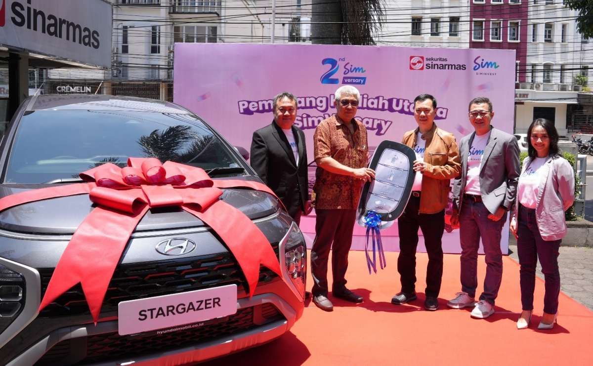 Sinarmas Sekuritas Serahkan Hadiah Utama Program SimVersary