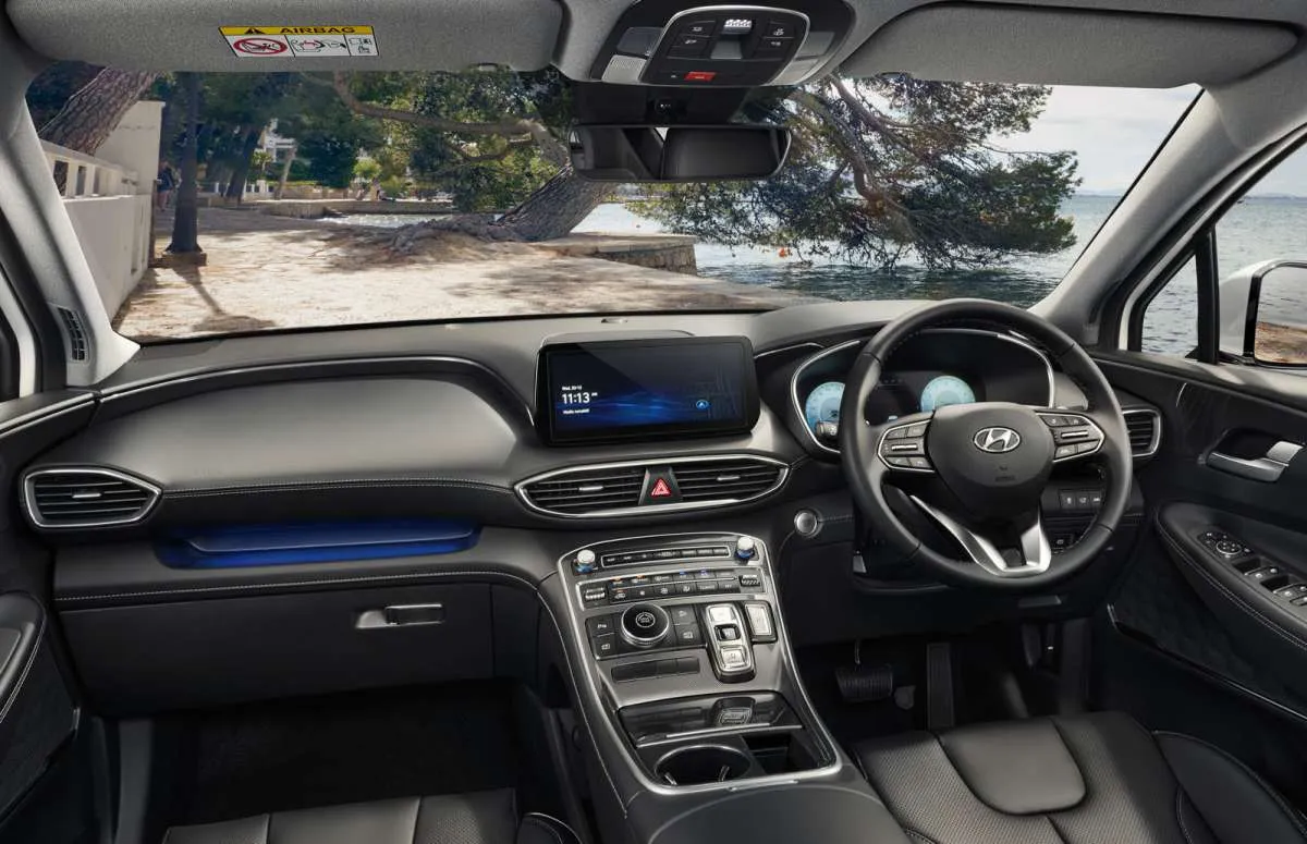 Hyundai Kini Sematkan Fitur Bluelink pada Mobil Santa Fe