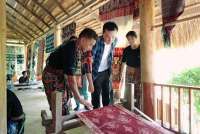 Bakti BCA bersama Nicholas Saputra Dampingi Penenun Sumba Hadirkan Wastra Warna Alam