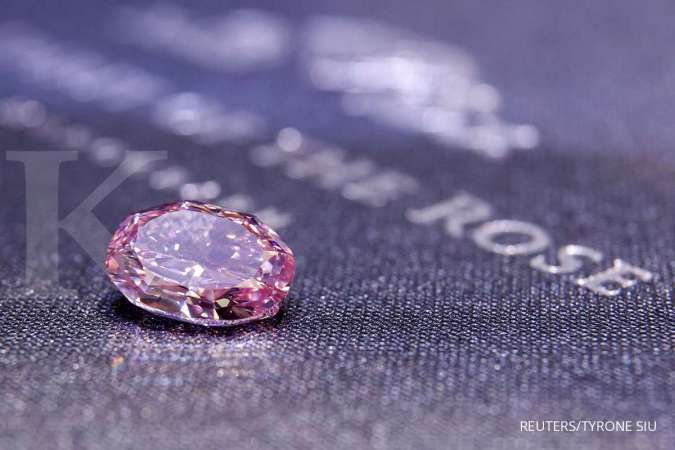 Berlian merah muda dihargai Rp 375 miliar pada lelang Sotheby's di Jenewa