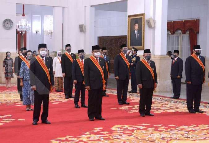 Jokowi beri penghargaan tanda jasa kepada Darmin hingga Rini Soemarno