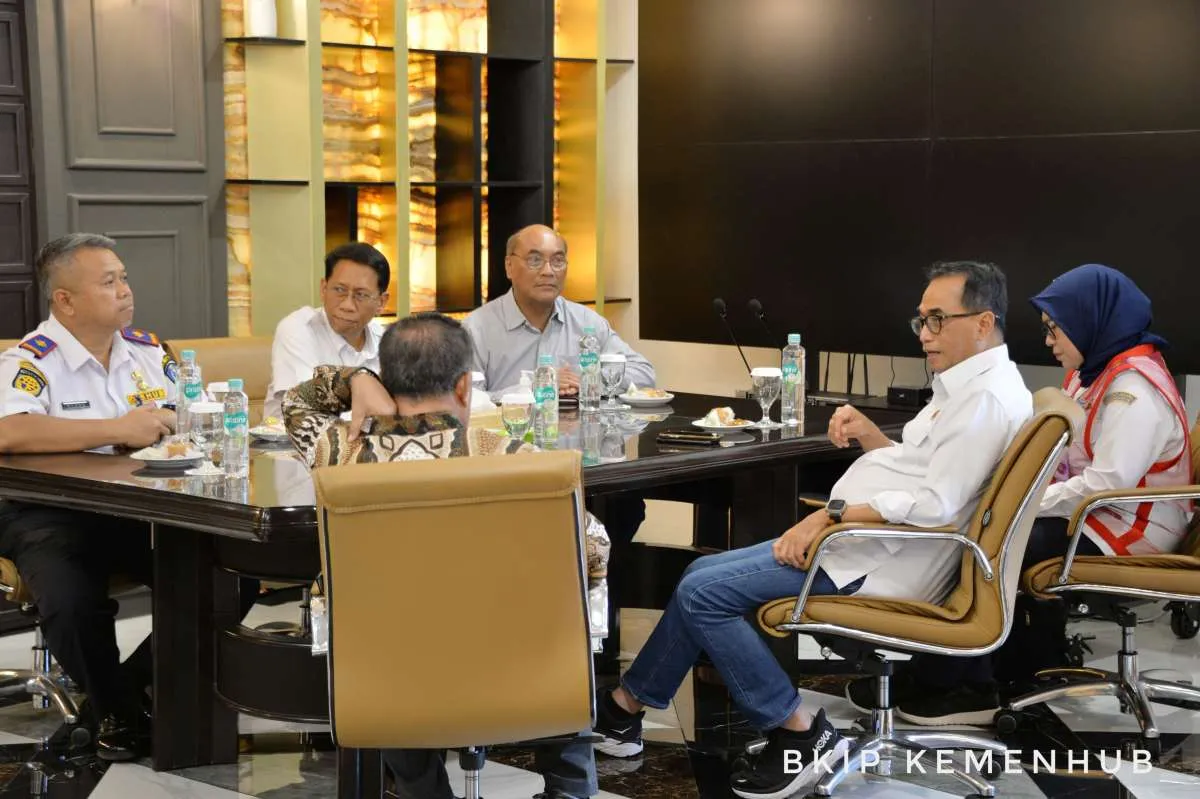 Gelar Pertemuan di Jawa Timur, Menhub Tekankan Aspek Keselamatan Perkeretaapian