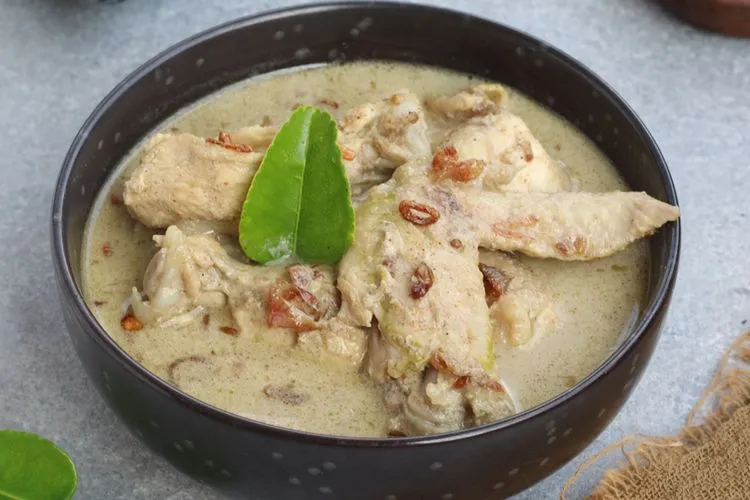 opor ayam bumbu putih dimasak menggunakan santan