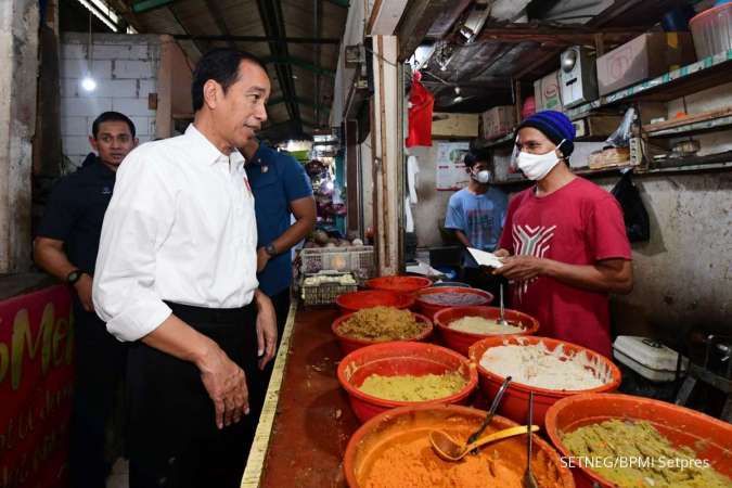Kunjungi Pasar Merdeka, Jokowi: Saya Senang Harga-Harga Terkendali Baik