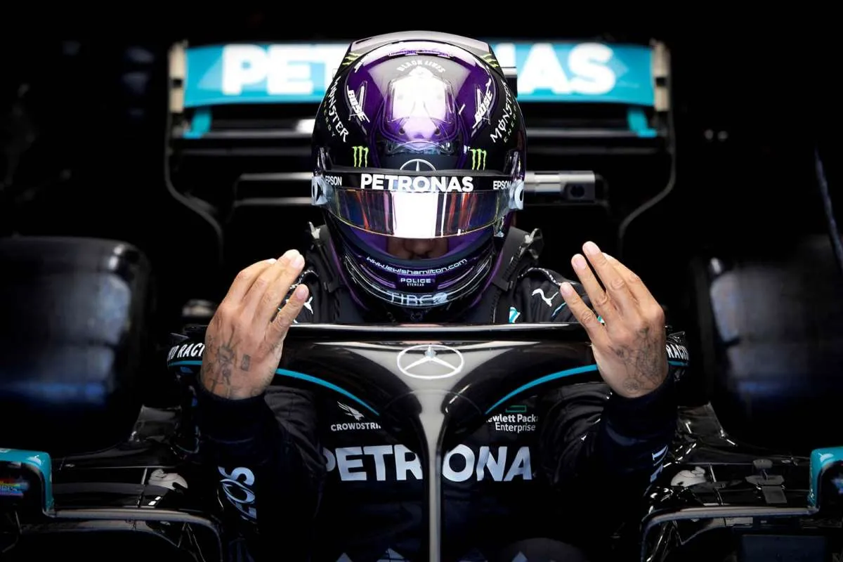 Lewis Hamilton jawara di GP Emilia Romagna, Mercedes kunci gelar juara konstruktor F1