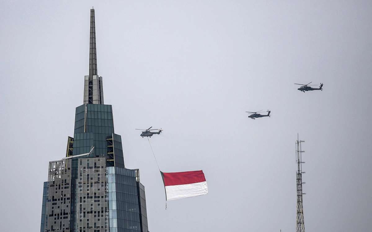 Helikopter TNI kibarkan bendera raksasa