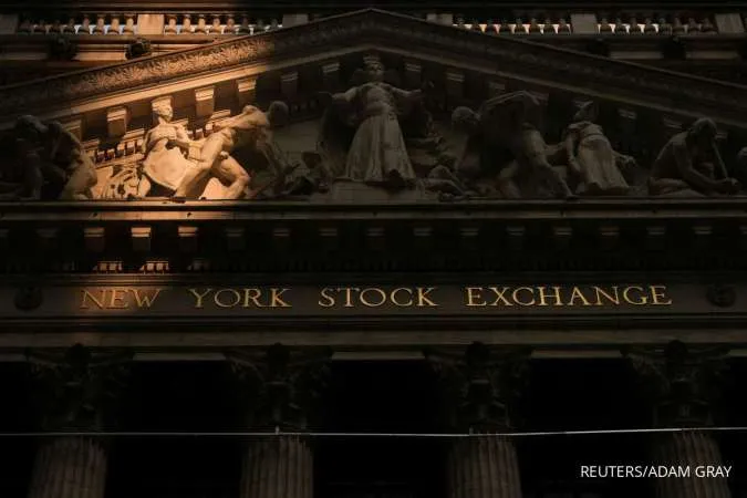 GLOBAL MARKETS-Wall Street Gains, as Oil Ends Lower in Volatile Trade