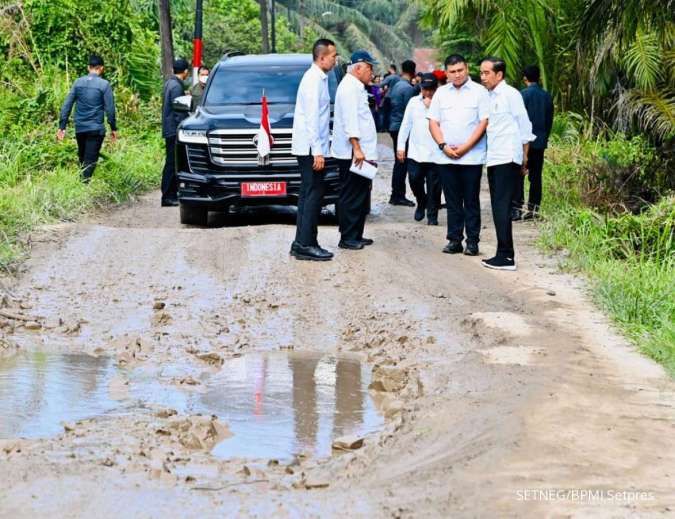 Tinjau Kondisi Jalan di Labuhanbatu Utara, Jokowi Ungkap 13.000 Kilometer Jalan Rusak