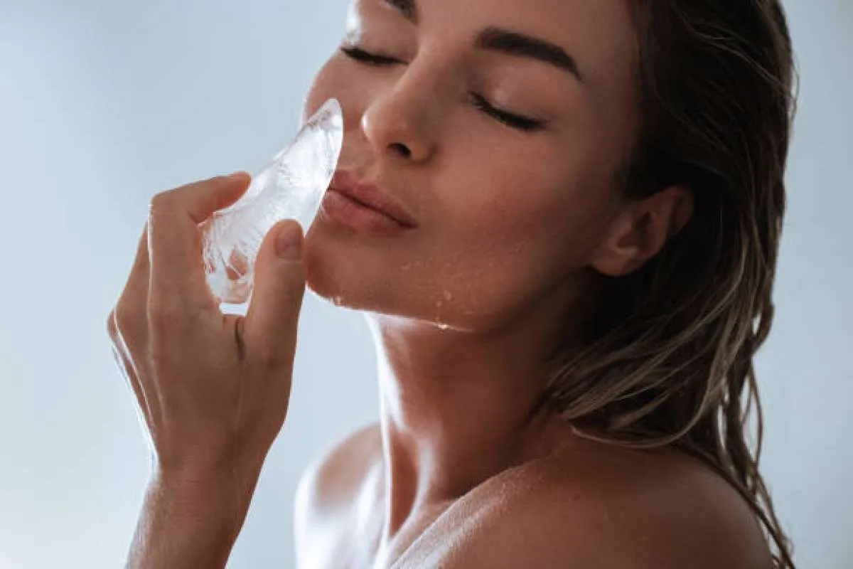 5 Alasan Kenapa Es Batu Jadi Tren Perawatan Kulit Masa Kini, Perbaiki Pori-Pori