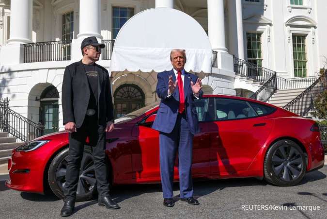 Donald Trump Beli Tesla S Warna Merah dari Elon Musk, tapi Dilarang Mengendarainya!