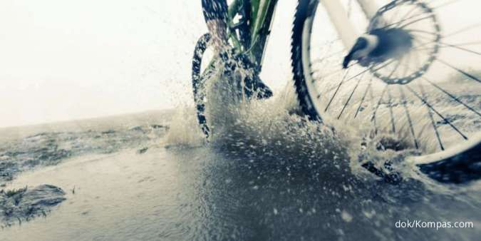 Musim hujan tiba! Ini tips bersepeda aman di saat musim penghujan 
