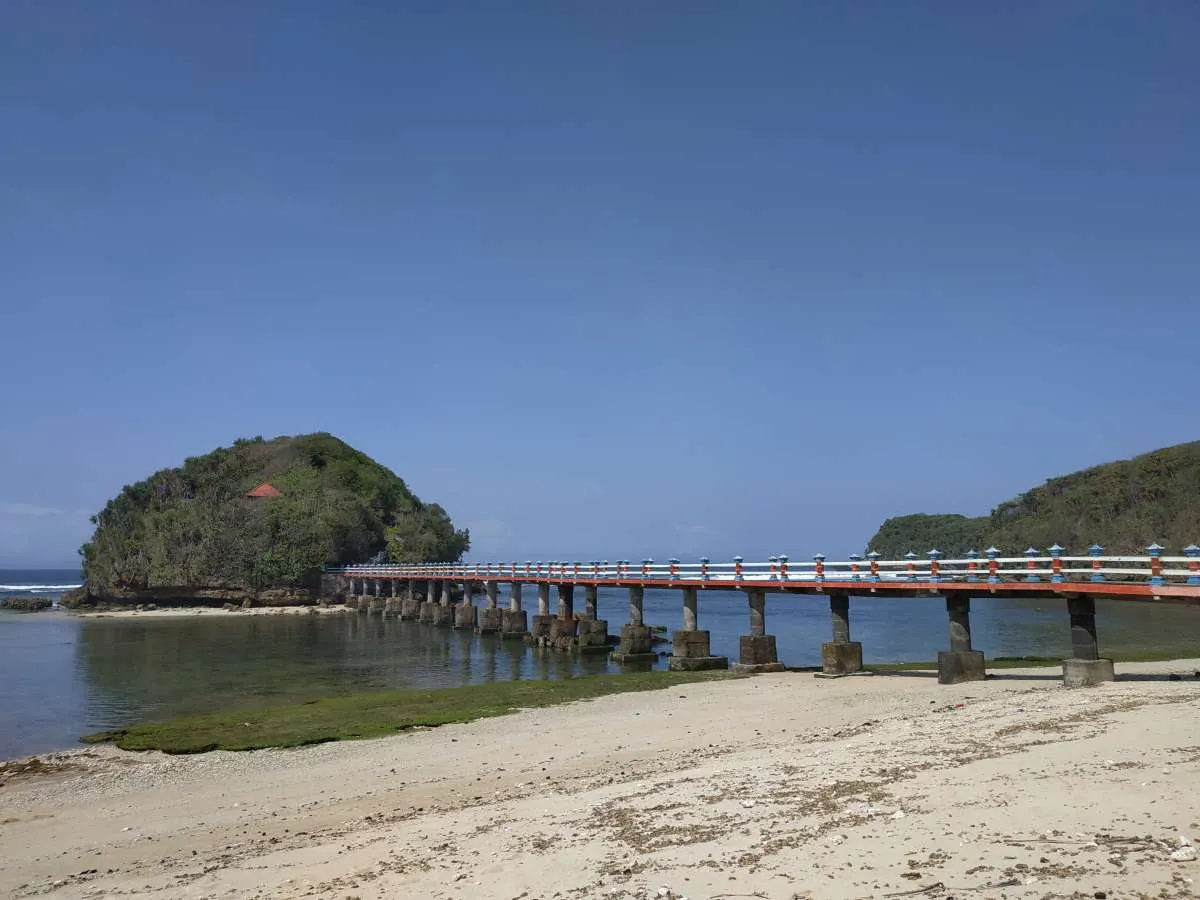 Menyibak keindahan pantai Malang yang masih tersembunyi