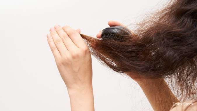 8 Cara Mengurangi Kerontokan Rambut saat Perawatan