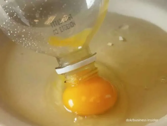 Cara Memisahkan Kuning Telur pakai Botol