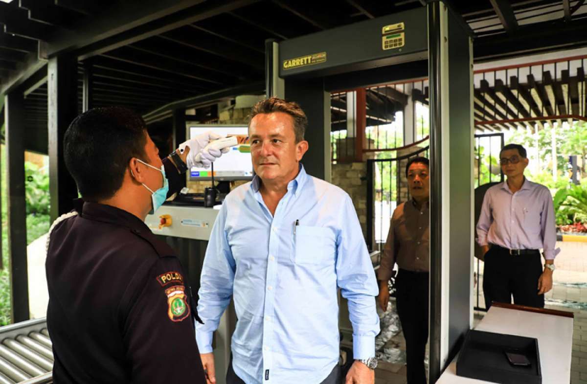 Pengukuran suhu tubuh tamu hotel