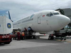 Juli, Rute Amsterdam Milik Garuda Full Book