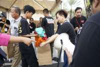 UNIQLO Donasikan 4.000 Pakaian untuk Masyarakat Bekasi dan Sekitarnya