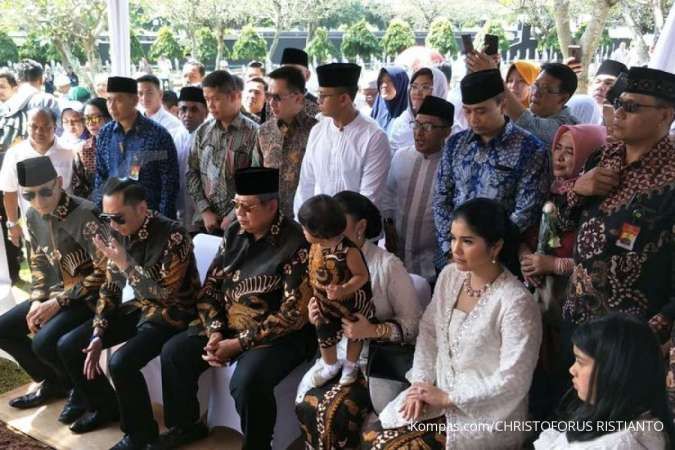 SBY dan keluarga ziarah ke makam Ani Yudhoyono di TMP Kalibata