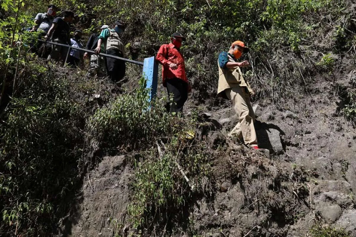 Ganjar Pranowo blusukan bersafari kurban ke desa terpencil di lereng Gunung Merapi