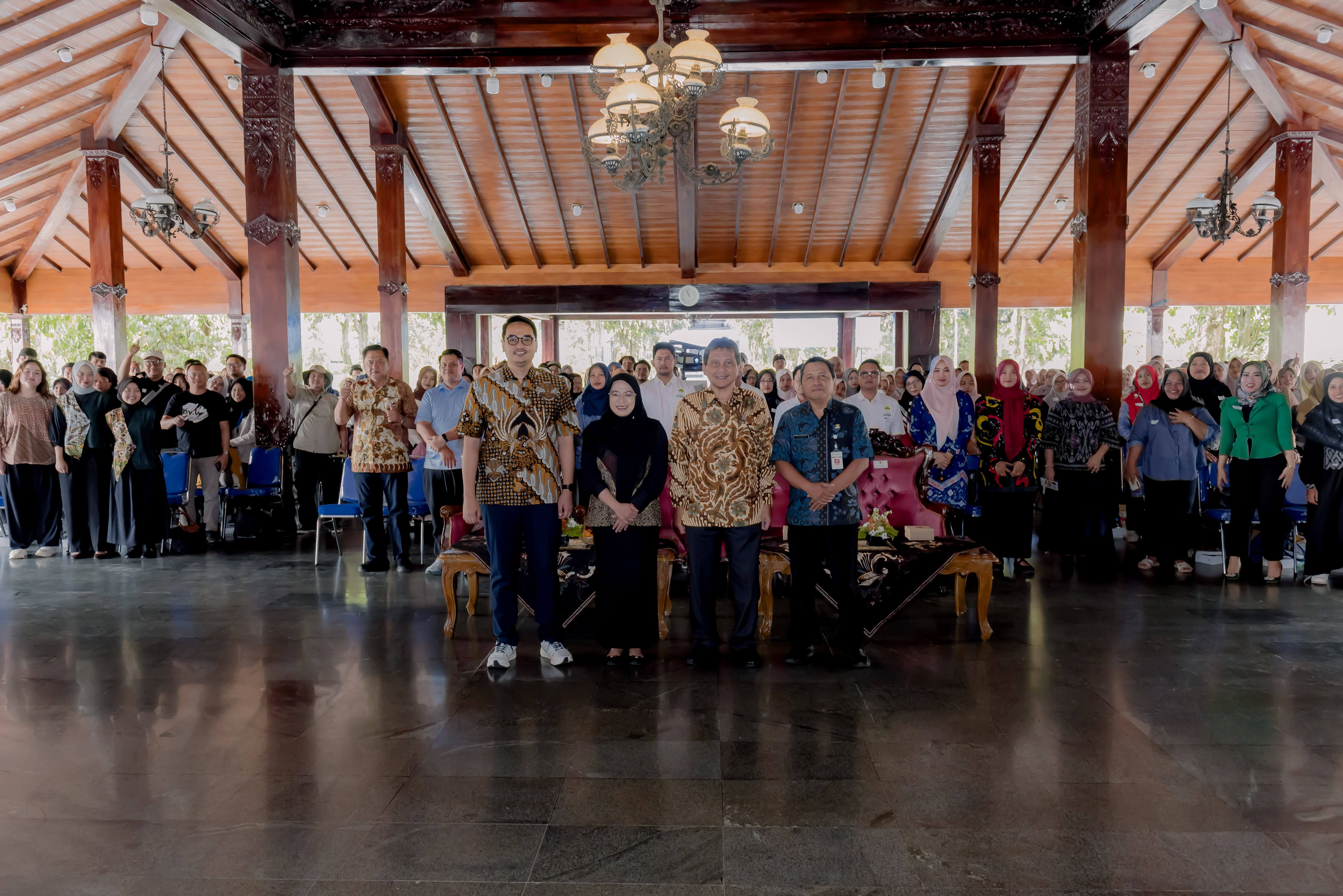 Kontan - Tokopedia Kilas Online. Kiri–kanan: Hilmi Adrianto, Head of Public Policy & Government Relations Tokopedia and TikTok Shop E-commerce Indonesia, Amalia Desiana, Bupati Banjarnegara, Ari Hanindya Hartika, Asdep Pemasaran dan Digitalisasi Kementerian UMKM RI, dan Riatmono Ponco Nugroho, Asisten Perekonomian dan Pembangunan Sekda Banjarnegara pada acara Creators Lab, yaitu pelatihan digital bagi 200 UMKM lokal Banjarnegara pada Sabtu (29/11). Melalui Creators Lab, Tokopedia dan TikTok Shop bersama Pemerintah Kabupaten Banjarnegara mendukung program pemberdayaan UMKM ‘Juragan UMKM’ dari Kementerian UMKM dengan melatih pelaku UMKM Banjarnegara untuk membuat konten video yang efektif guna meningkatkan penjualan dan mendorong pertumbuhan ekonomi digital.