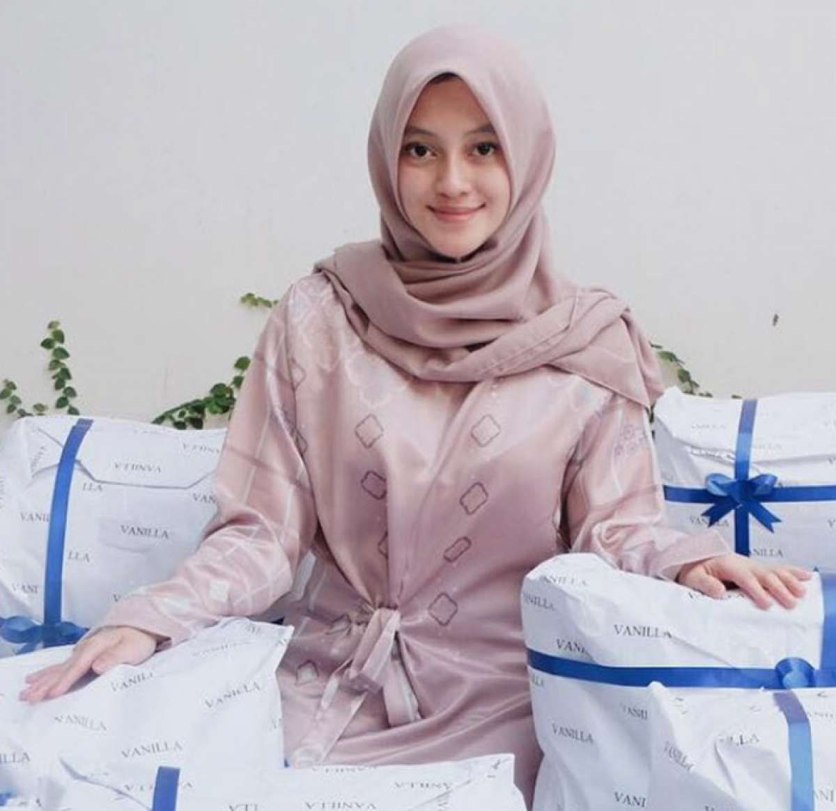 Semangat Bisnis demi Bantu Orangtua, Kini Juragan Hijab Beromzet Miliaran