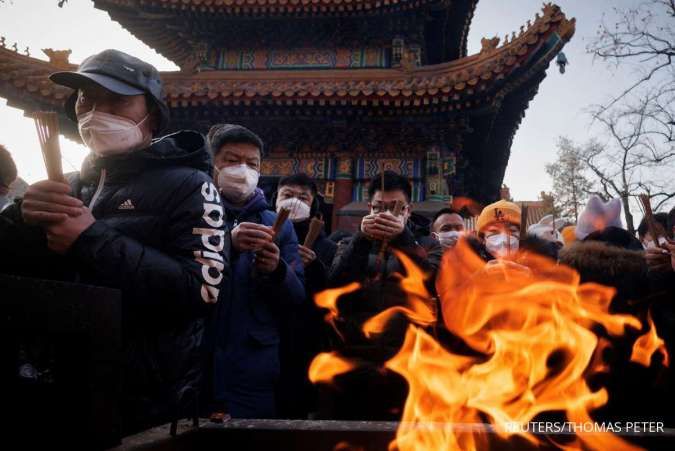 Orang Tionghoa di China Berdoa untuk Keselamatan pada Tahun Baru Imlek