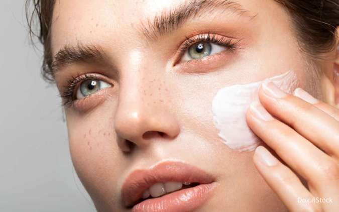 6 Waktu Terbaik Pakai Skincare agar Wajah Glowing Maksimal, Retinol Kapan?