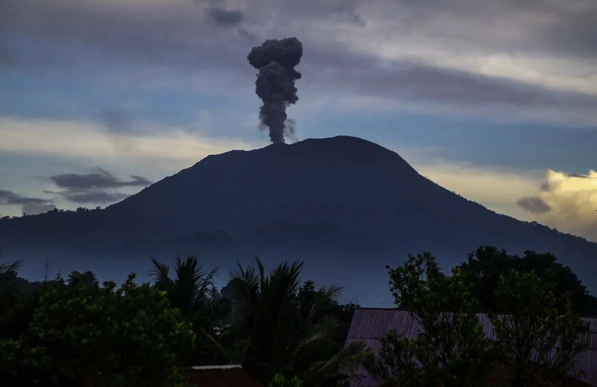 Kembali Meletus Minggu (30/3) Sore, Gunung Ibu Dalam Status Siaga