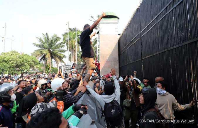 Marinir Coba Hadang Massa yang Jebol Masuk Kompleks Gedung DPR