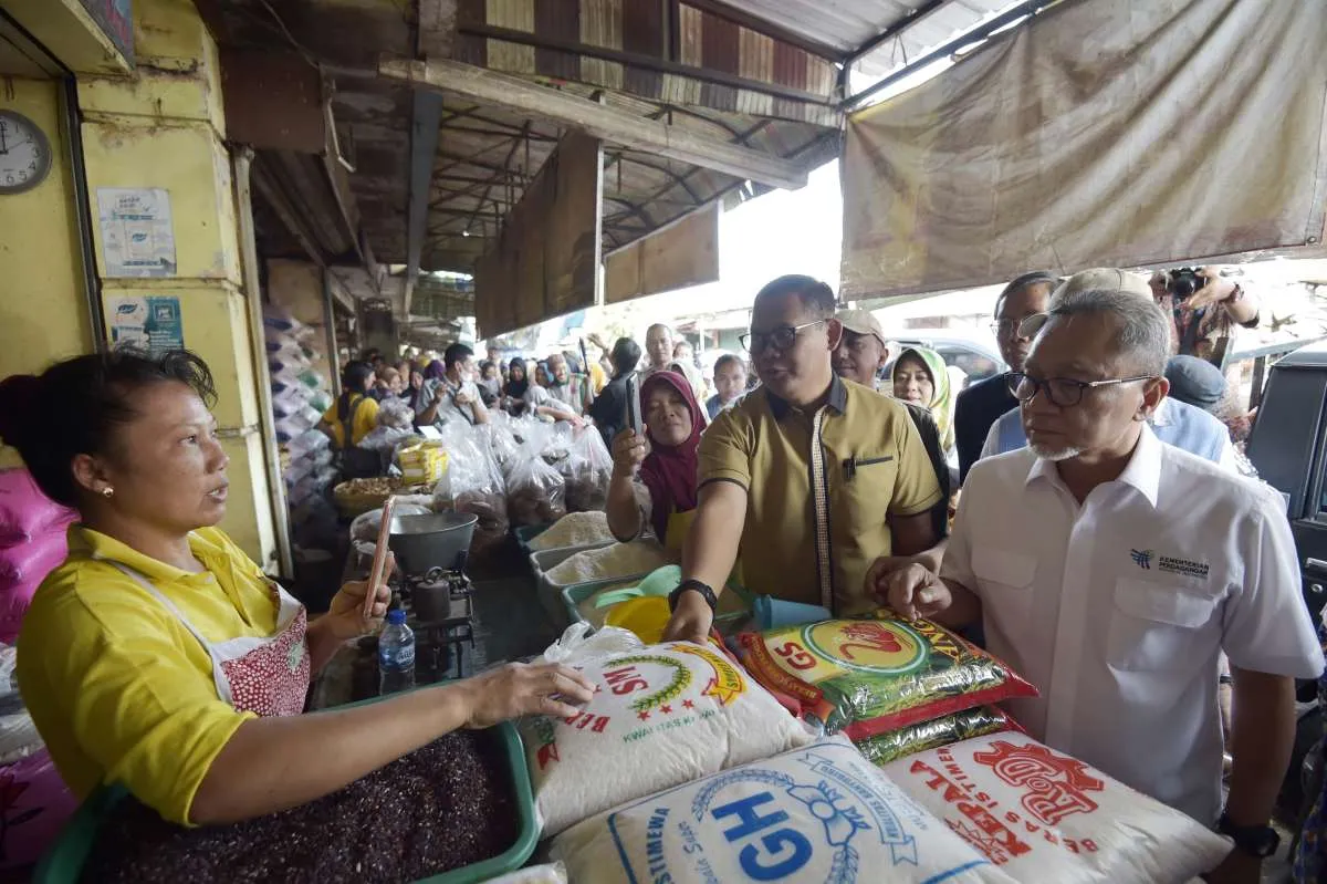 Mendag Zulkifli Tinjau Bapok di Pasar Blauran I Salatiga, Harga Bapok Cenderung Turun