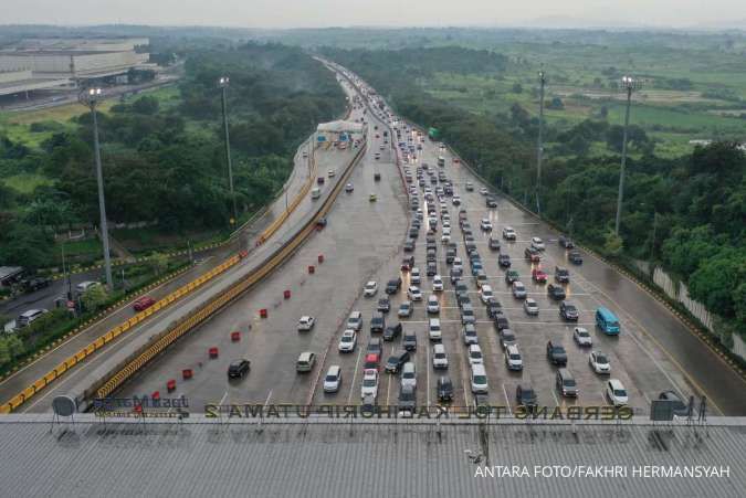 Arus kendaraan di Gerbang Tol Kalihurip Utama 