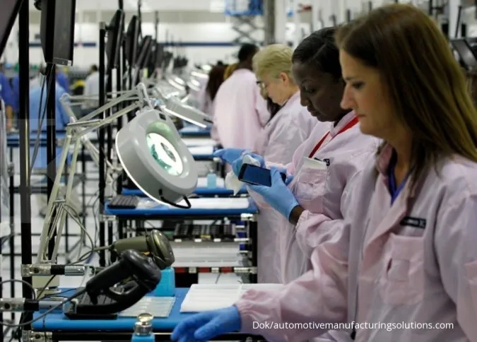 US Business Activity Gauge Rises to 31-Month High in November