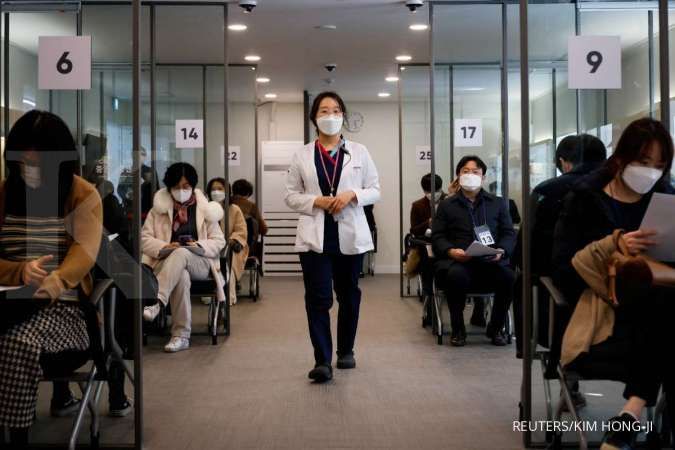 Pekerja medis di garda terdepan dapat suntikan pertama vaksin Pfizer di Korea Selatan