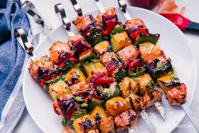 Resep Sarapan Bergizi Sate Asam Manis Isi Ayam, Nanas, dan Paprika
