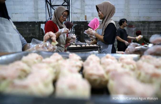 Pekerja membuat makanan dimsum di UMKM Dimsum