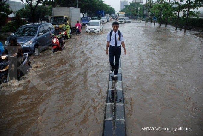 Banjir, warga Total Persada Tangerang mengungsi
