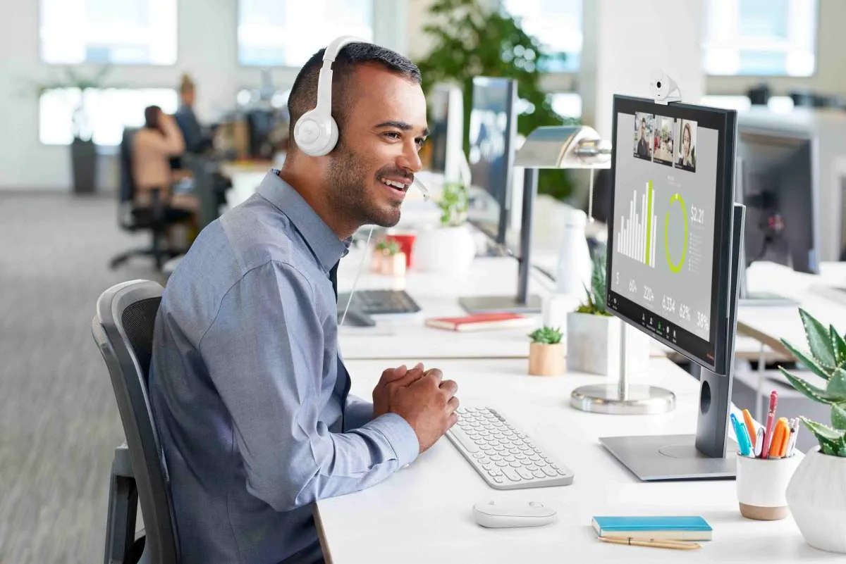 Logitech Hadirkan Brio 300 & H390 guna Tingkatkan Pengalaman Video Conference 