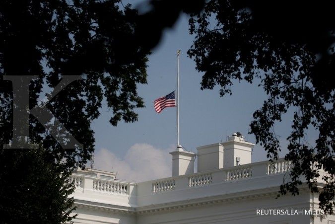 Niat hormati kematian McCain, Trump turun-naikkan bendera di Gedung Putih
