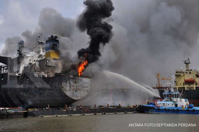 Kapal tanker MT Caglela meledak dan terbakar di Belawan, 12 pekerja terluka 