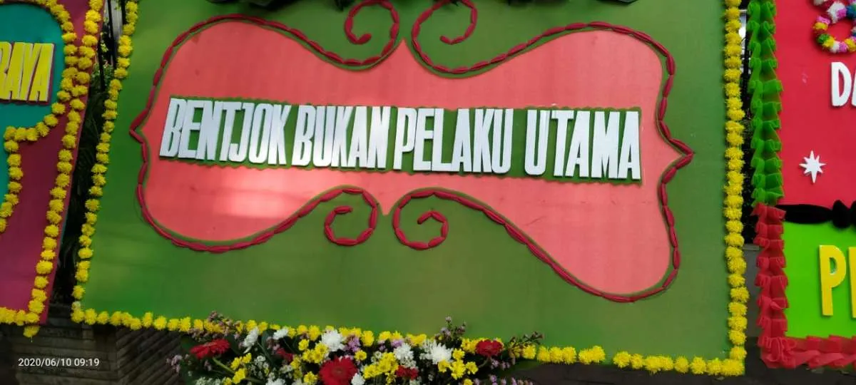 SIDANG KASUS JIWASRAYA: PN Jakpus dipenuhi karangan bunga dukungan ke Bentjok