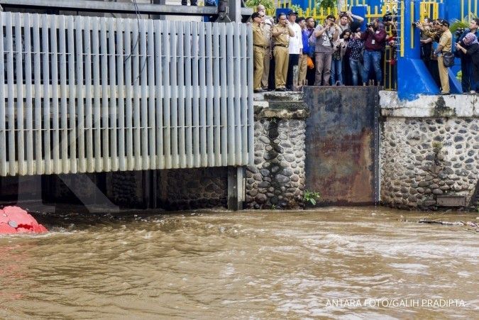 Pantau banjir, Anies Baswedan menunggu di Pintu Air Manggarai hingga dini hari 