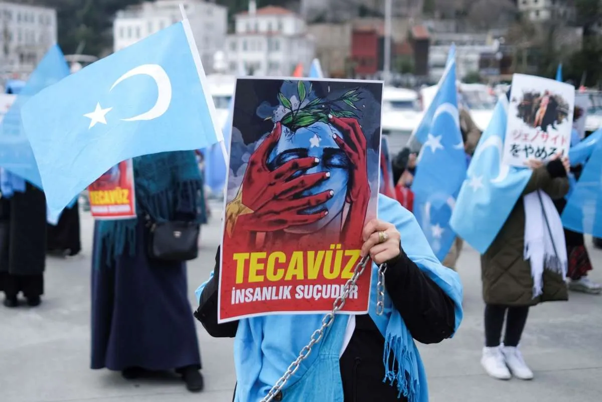 Barat jatuhkan sanksi terhadap China atas pelanggaran Xinjiang, Beijing membalas 