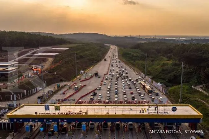 Jakarta-bound travellers from eastern Java break toll road traffic record