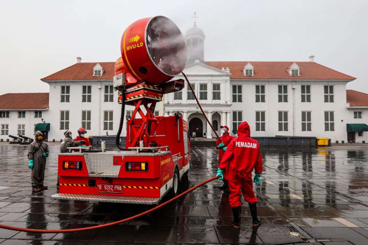 Penyemprotan disinfektan di Kota Tua Jakarta
