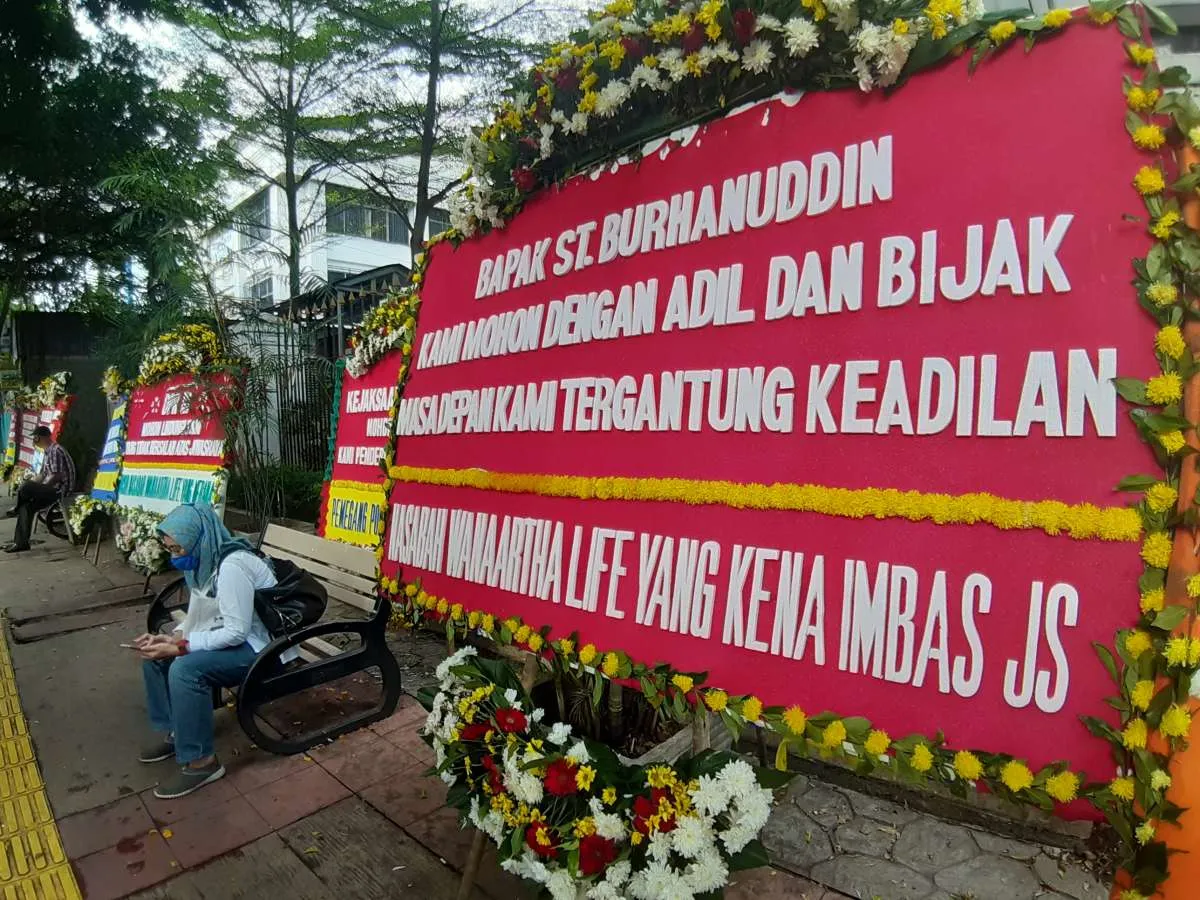 Sidang perdana Jiwasraya, nasabah Wanaartha Life kirim karangan bunga ke PN Jakpus