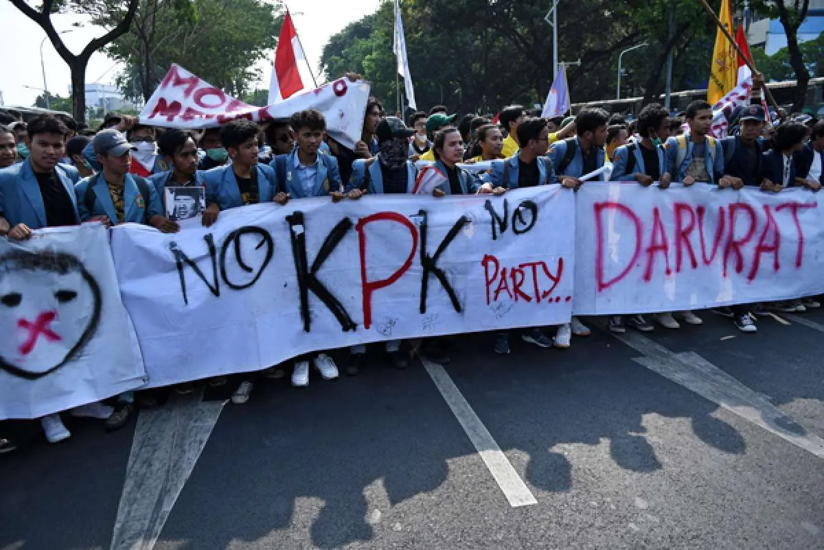 Polisi pukul mundur barisan mahasiswa di Gedung DPR