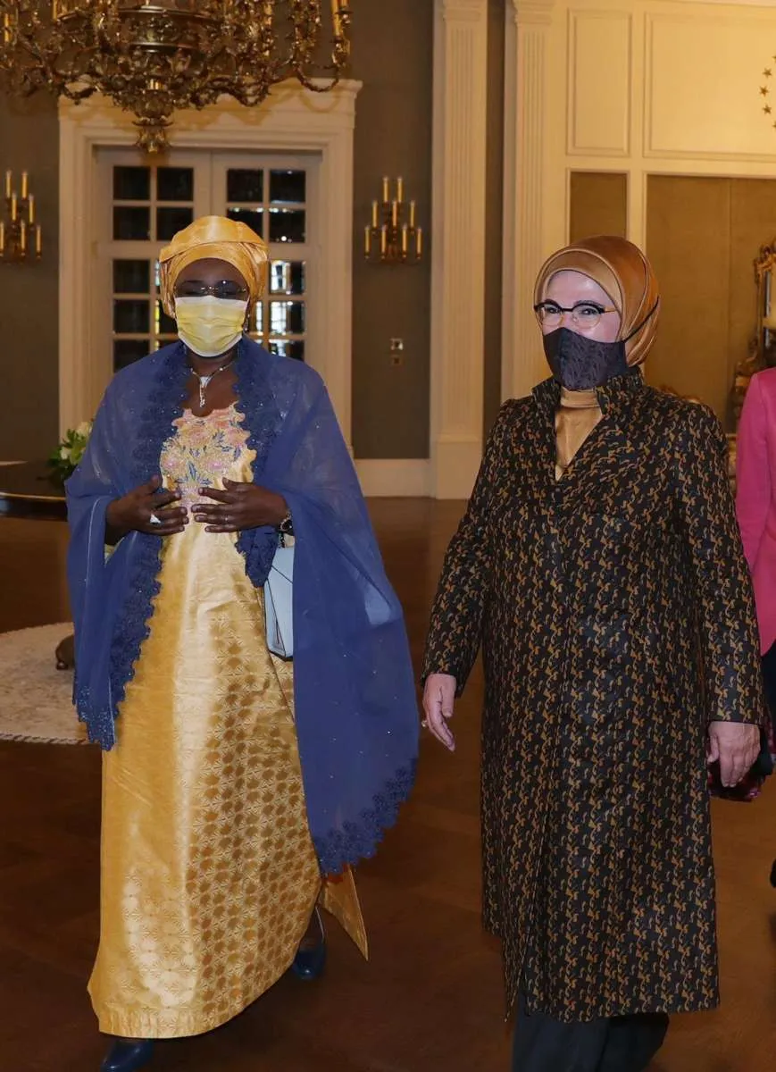 Ibu Negara Turki Emine Erdogan memakai masker batik asal Yogyakarta