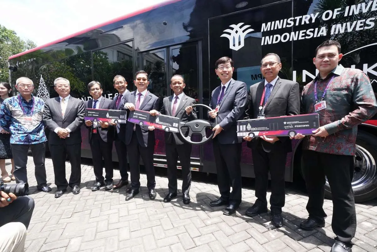 Foxconn dan Indika Energy Serahkan Bus Listrik untuk Kegiatan KTT G20