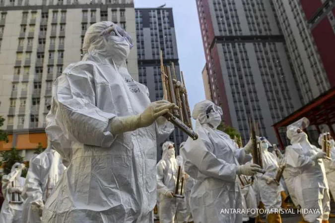 Hundreds of vaccinated Indonesian health workers get COVID-19, dozens in hospital